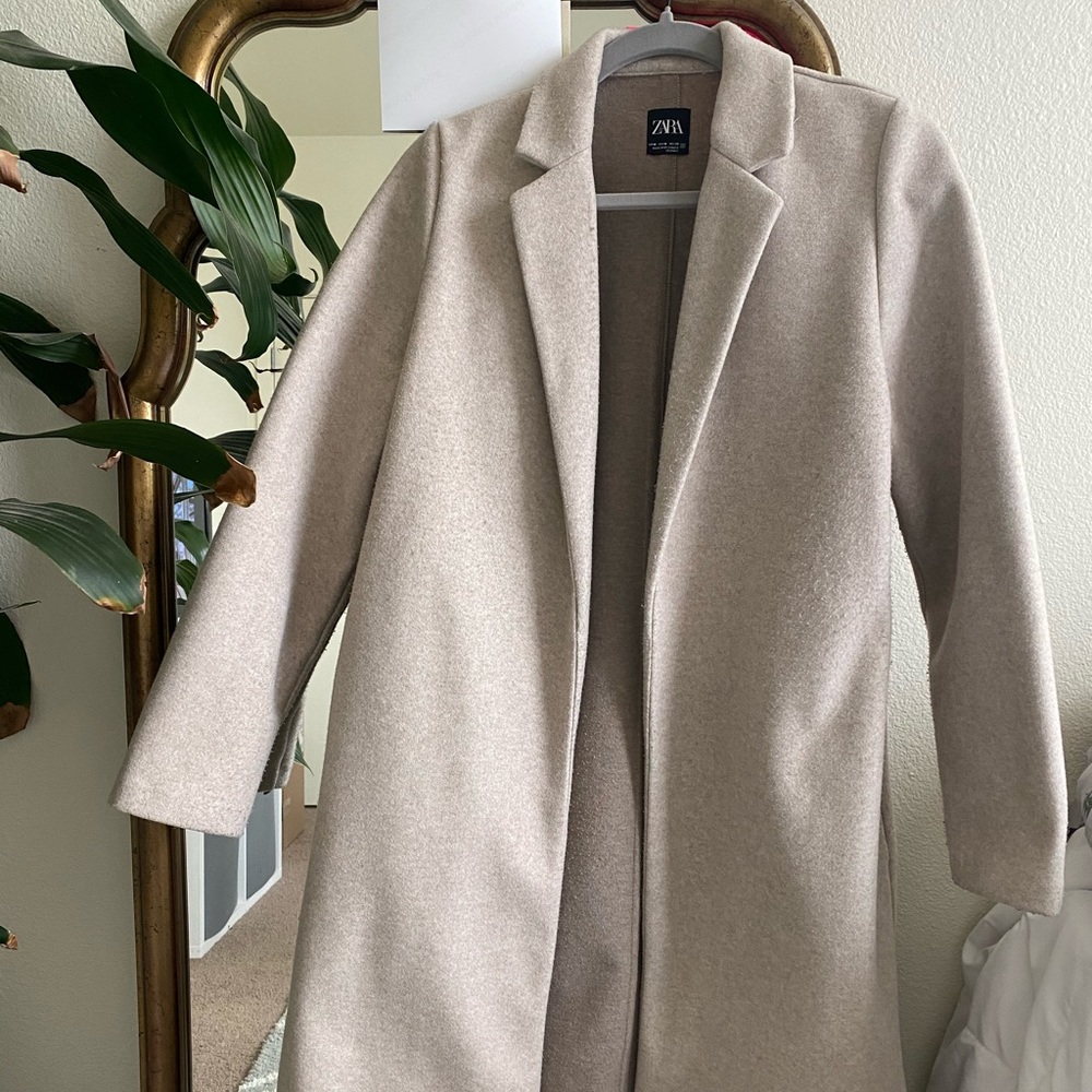 Zara Medium Coat with lapel collar. Color Sand